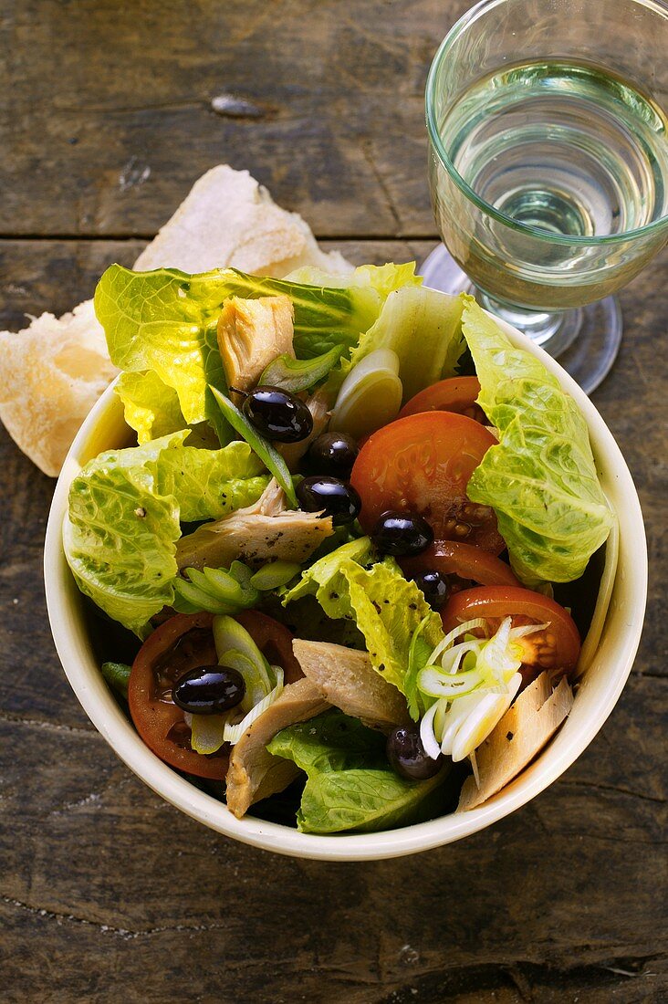 Romaine lettuce with tuna, onions, tomatoes and olives