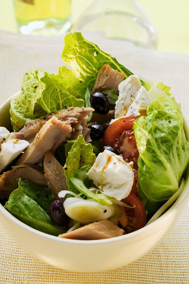 Romaine lettuce with tuna, sheep's cheese, tomatoes & olives