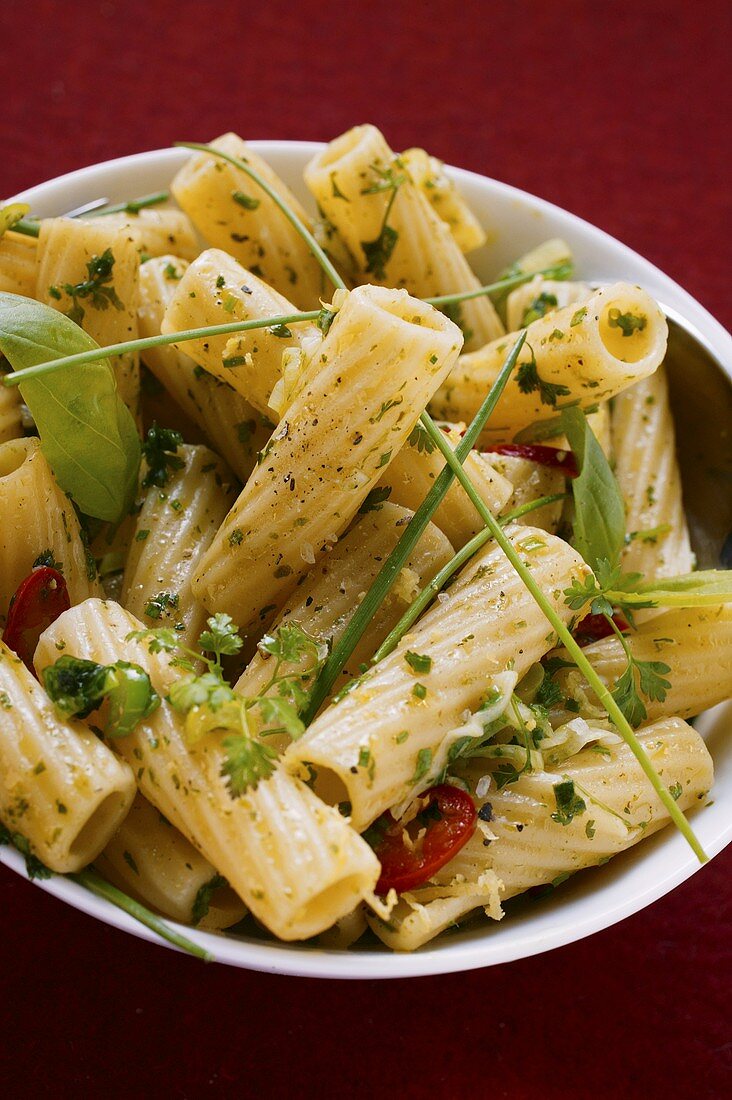 Rigatoni mit Kräutern und Chili