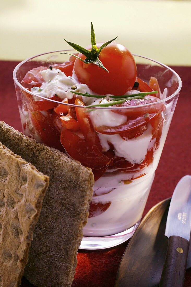 Quark and tomato with crispbread