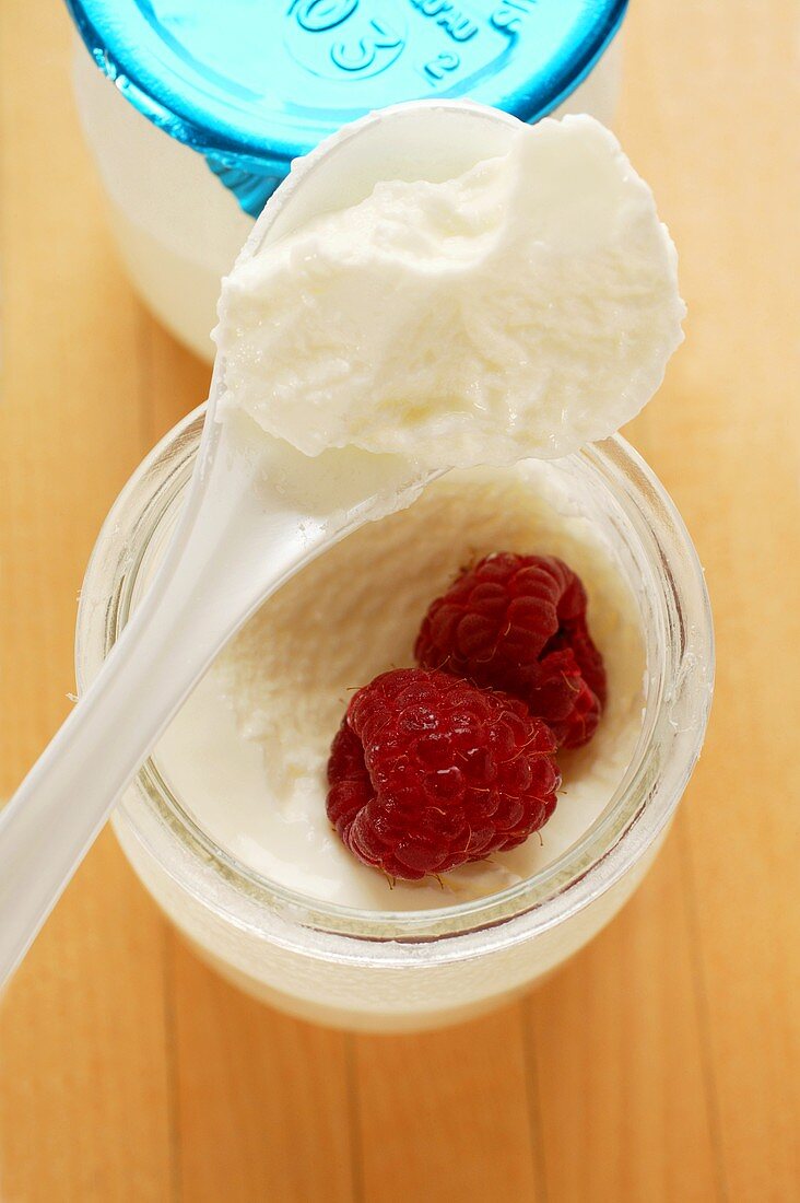 Glas Joghurt mit frischen Himbeeren