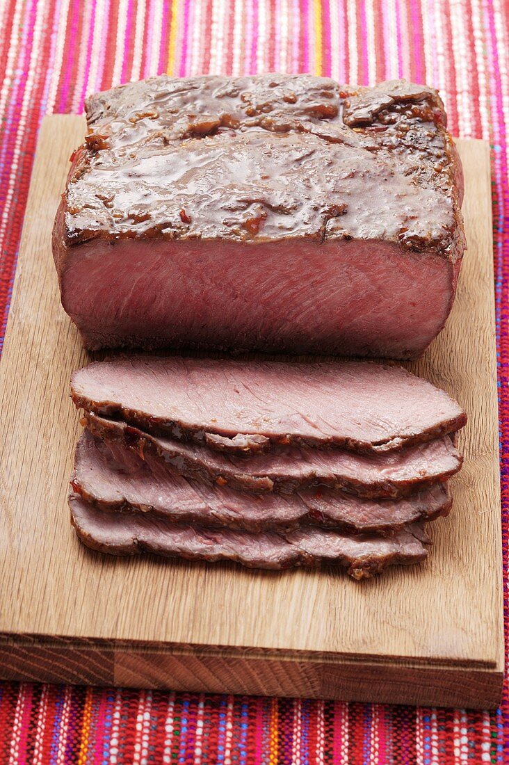 Roastbeef auf Schneidebrett