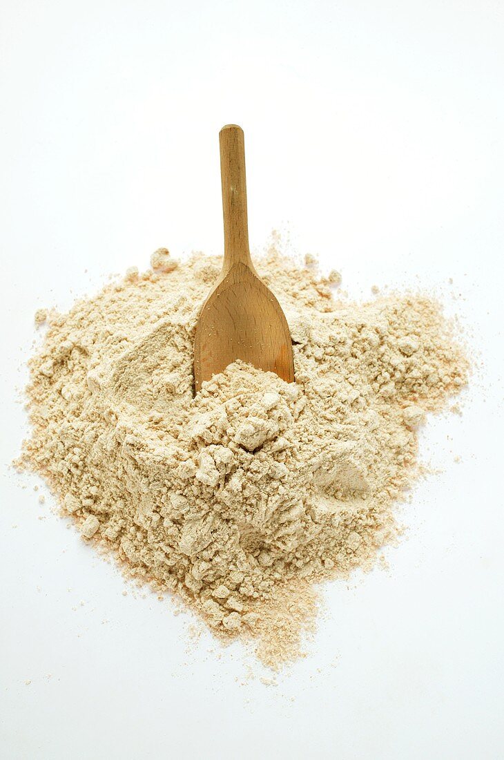 Wholemeal flour with wooden scoop