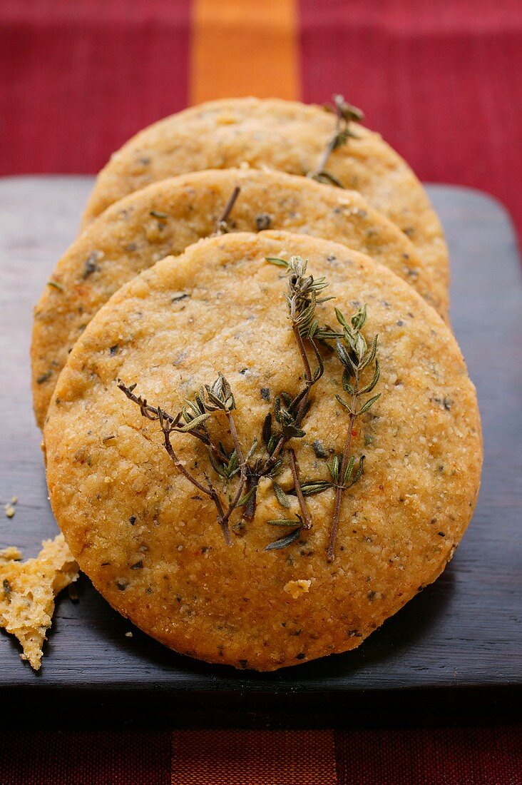 Spicy thyme cakes