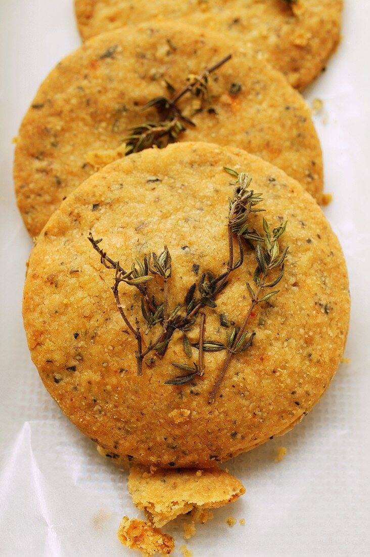 Spicy thyme cakes