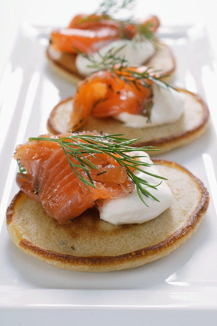 Blinis mit Räucherlachs und saurer Sahne