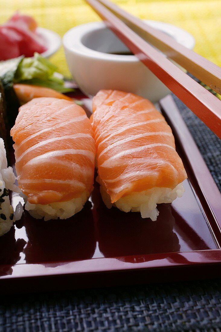 Nigiri-Sushi auf roter Platte