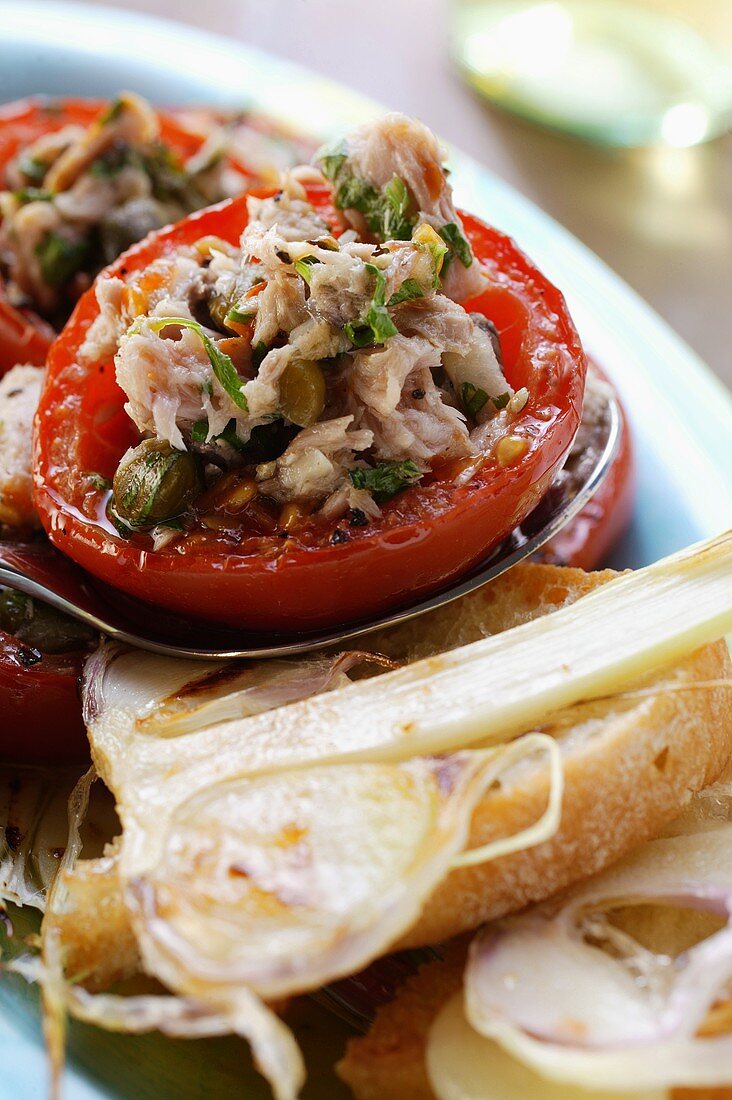 Gefüllte Tomaten mit Thunfisch und Kapern; Knoblauchbrot