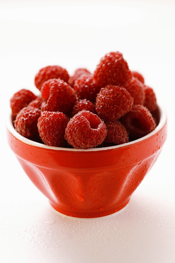 Fresh raspberries in bowl