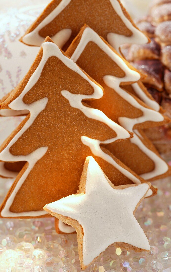 Gingerbread fir trees and cinnamon star