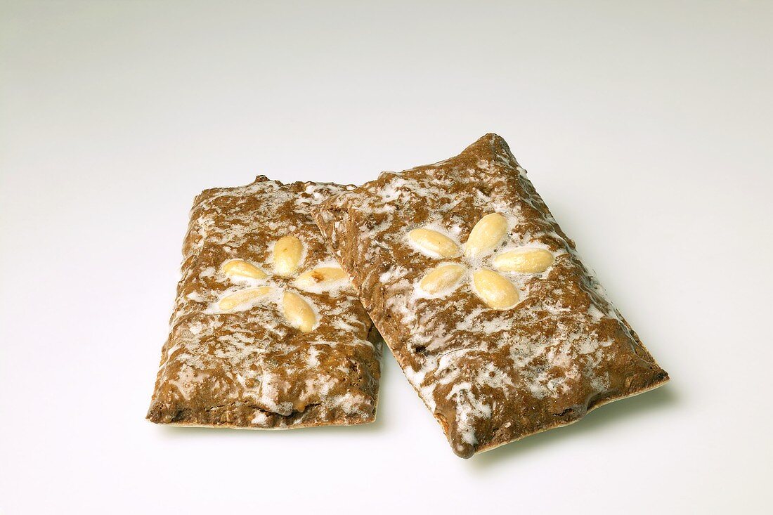 Iced gingerbread with almonds