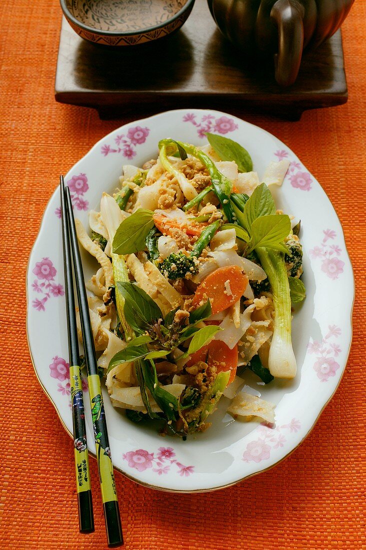 Rice noodles with broccoli, carrots, peanuts and Thai basil