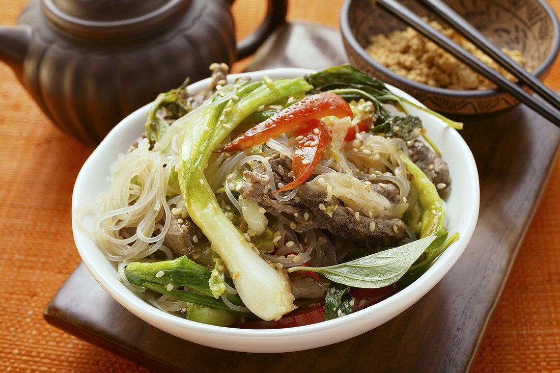 Glass noodles with beef and vegetables; chopped peanuts