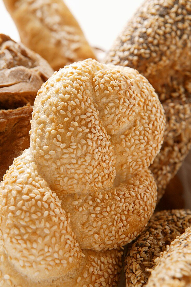 Assorted bread rolls (close-up)