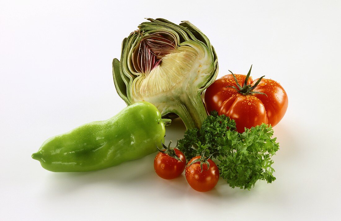 Gemüsestillleben mit Artischocke, Tomaten und Paprika