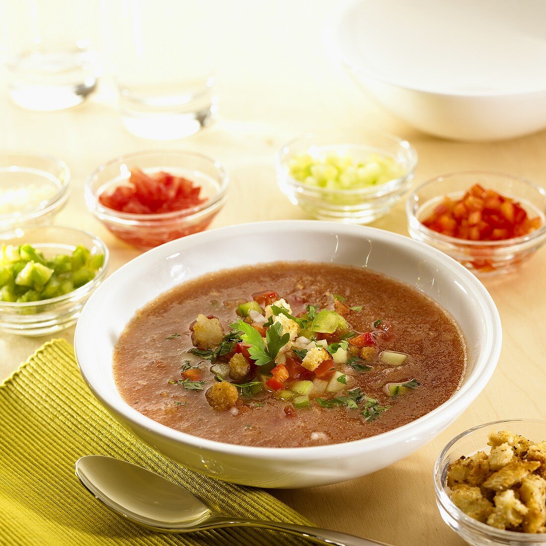 Gazpacho im Suppenteller, umgeben von Zutaten