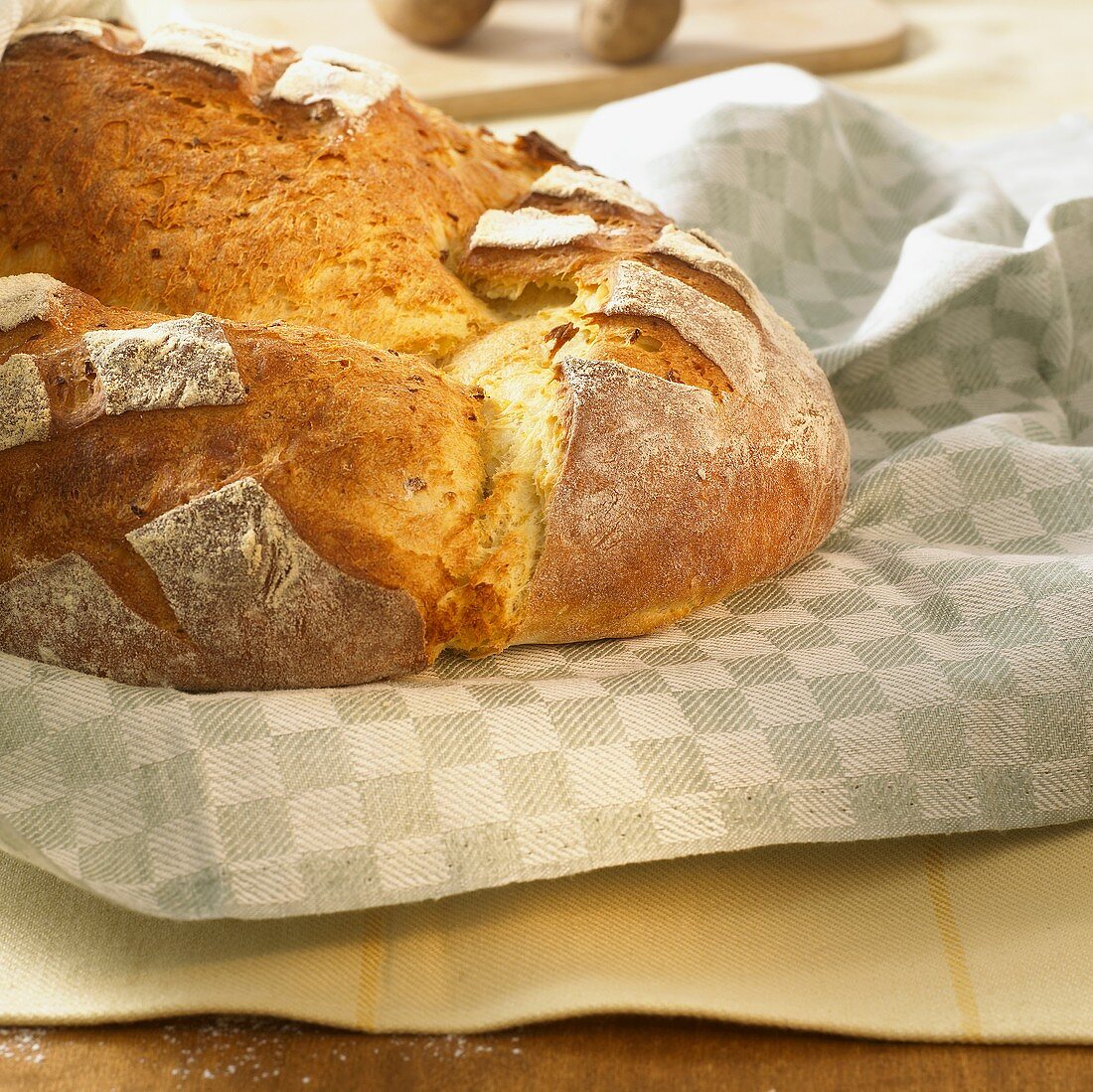 Frisch gebackenes Kartoffelbrot auf Geschirrtuch