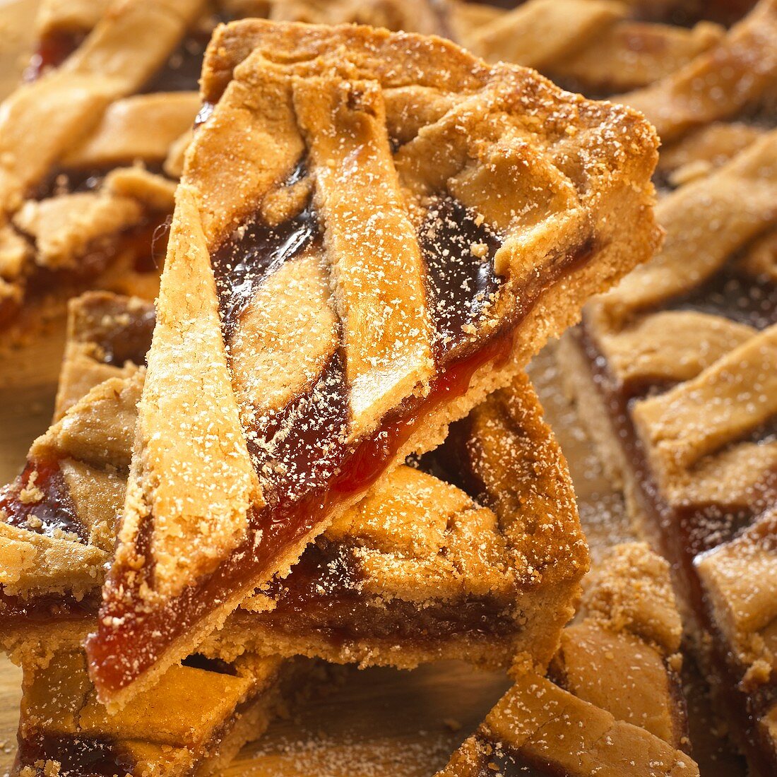 Linzer Torte, in Stücke geschnitten