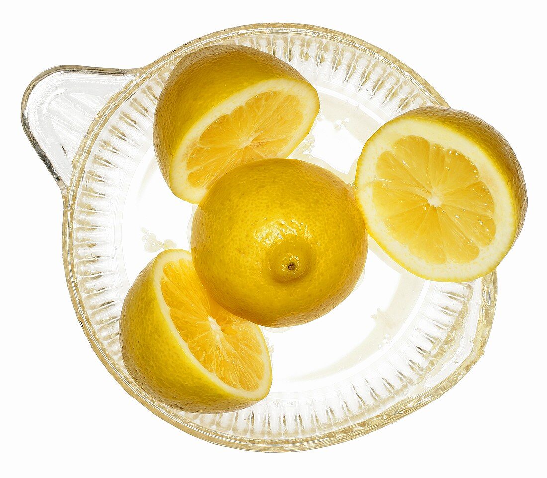 Zitronen in Zitruspresse