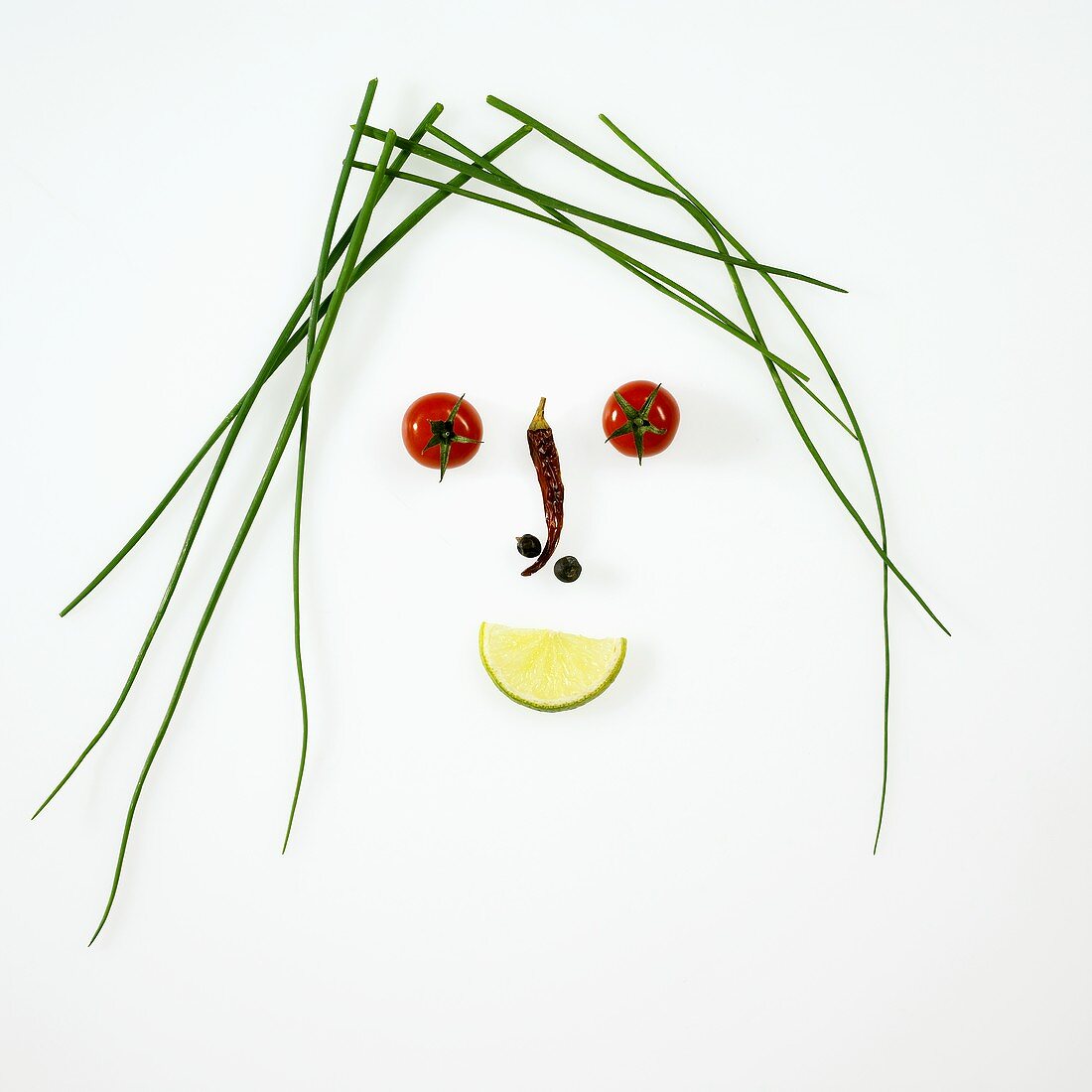 Gesicht aus Schnittlauch, Gemüse und Limette