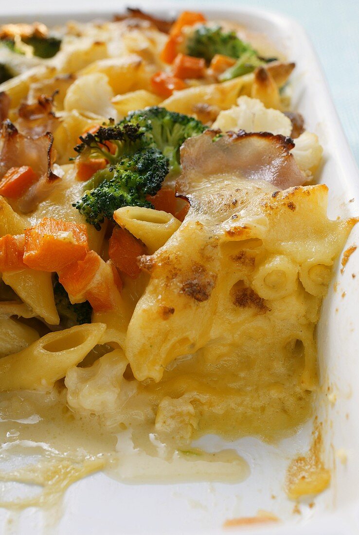 Pasta bake with ham, carrots, broccoli and cheese