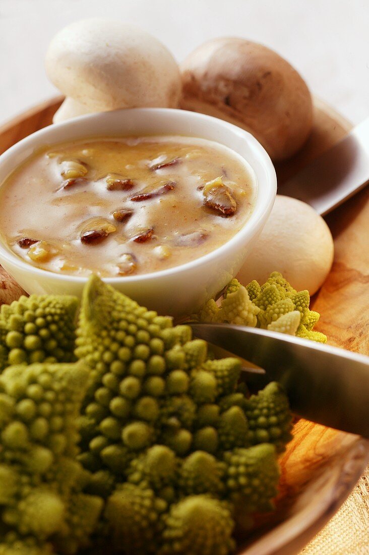 Erdnuss-Rosinen-Dip, Romanesco und Champignons