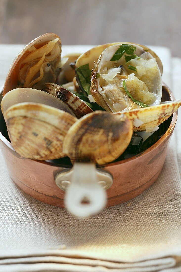 Vongole mit Knoblauch und Kräutern im Kupfertopf