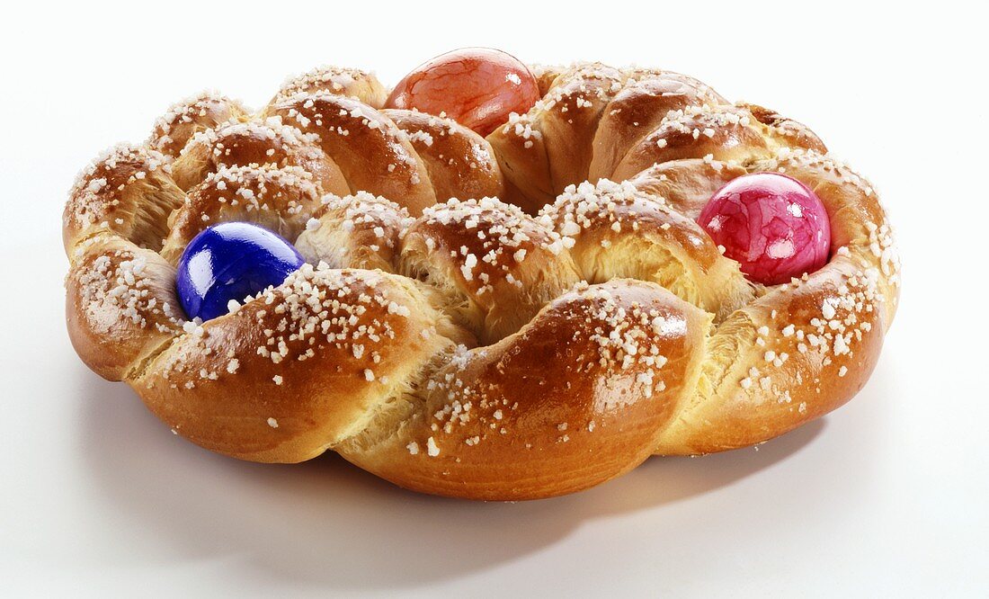 Bread ring with Easter eggs and sugar