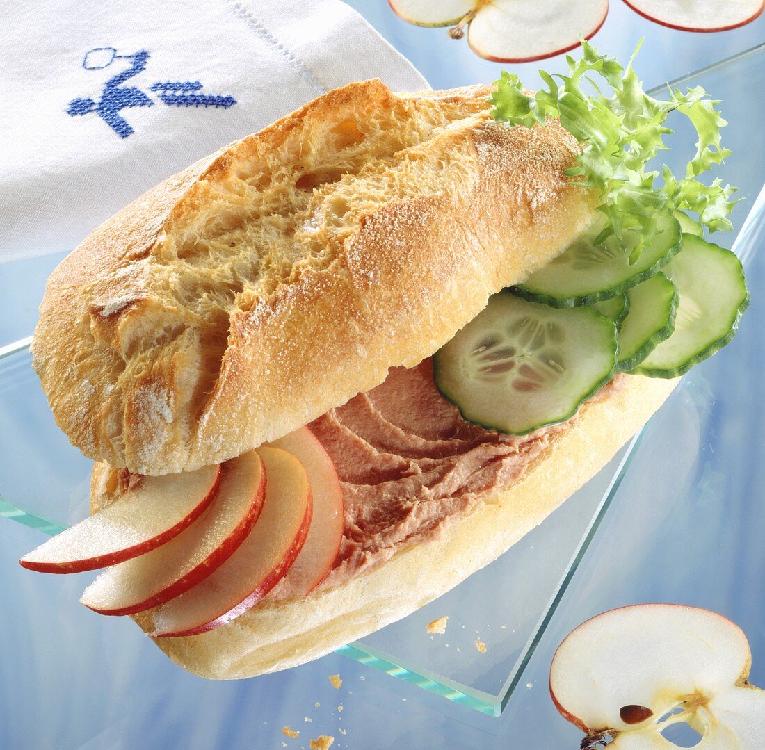 Fitness-Sandwich mit Streichwurst, Gurke und Apfel