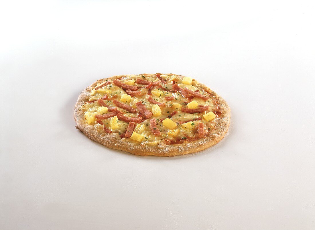 Pizza Hawaii mit Schinken, Käse und Ananas
