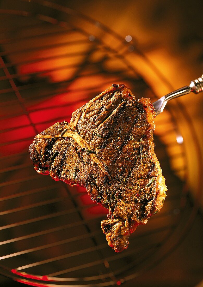 T-Bone-Steak vom Grill auf Gabel