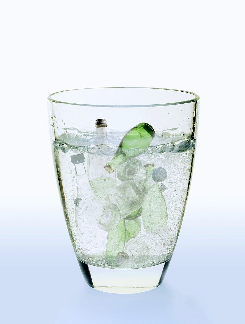 Symbolic picture: water bottles in a glass of water