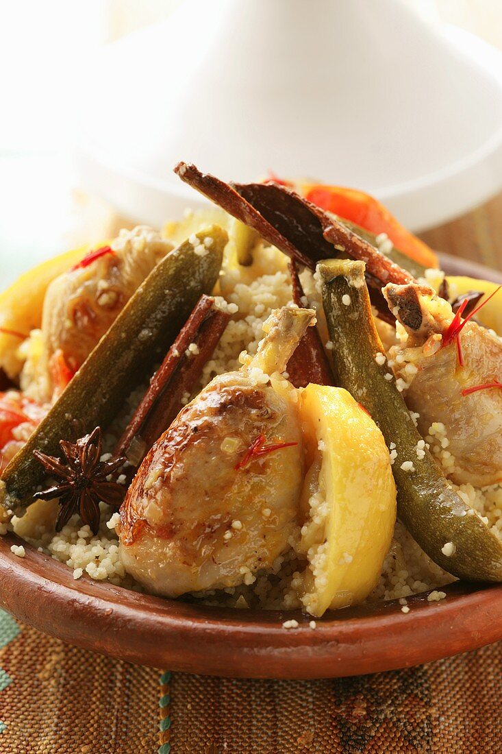 Couscous mit Hähnchen, Zucchini, Tomaten, Zitronen und Zimt