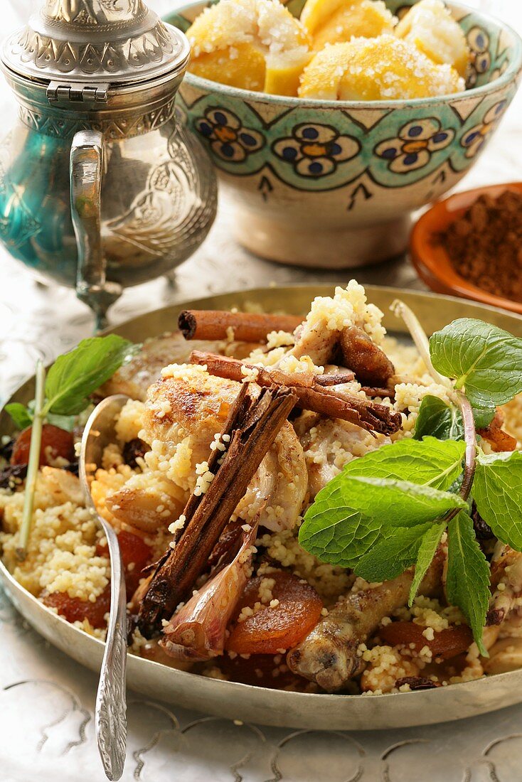 Couscous mit Hähnchen, Trockenfrüchten, Mandeln und Zimt