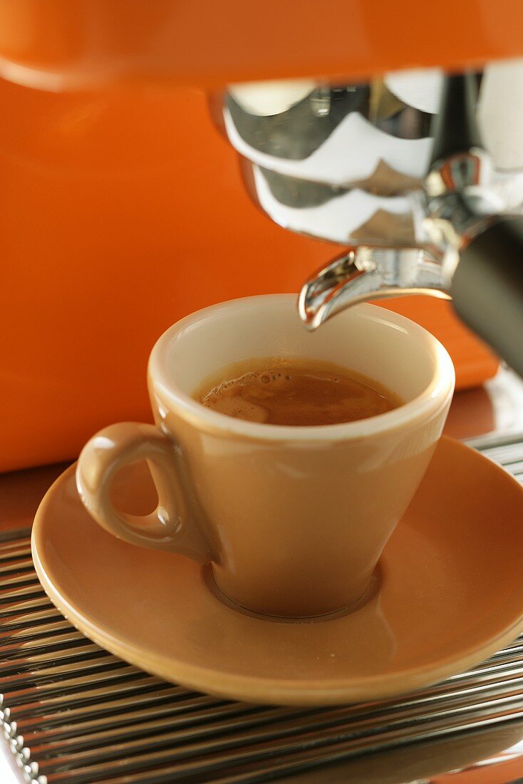 Tasse Espresso auf Espressomaschine