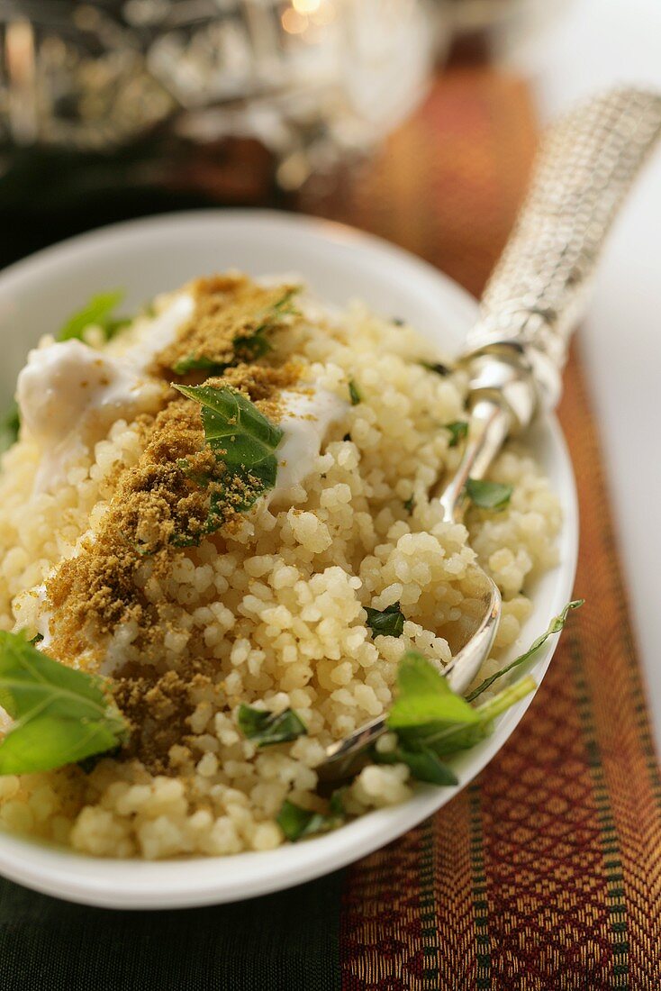 Couscous mit Joghurt, Minze und Zimt