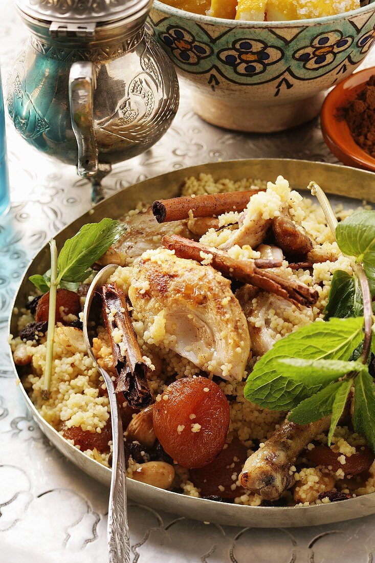 Couscous mit Hähnchen, Trockenfrüchten, Mandeln und Zimt