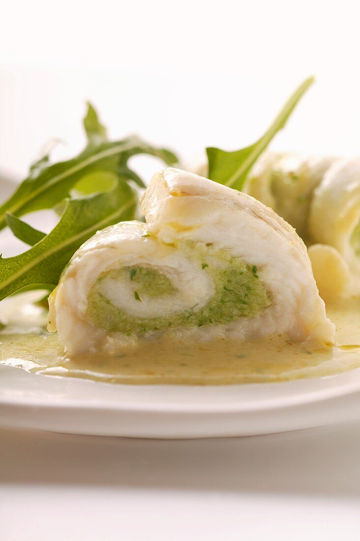 Fischröllchen mit Pesto, Rucola und heller Sauce