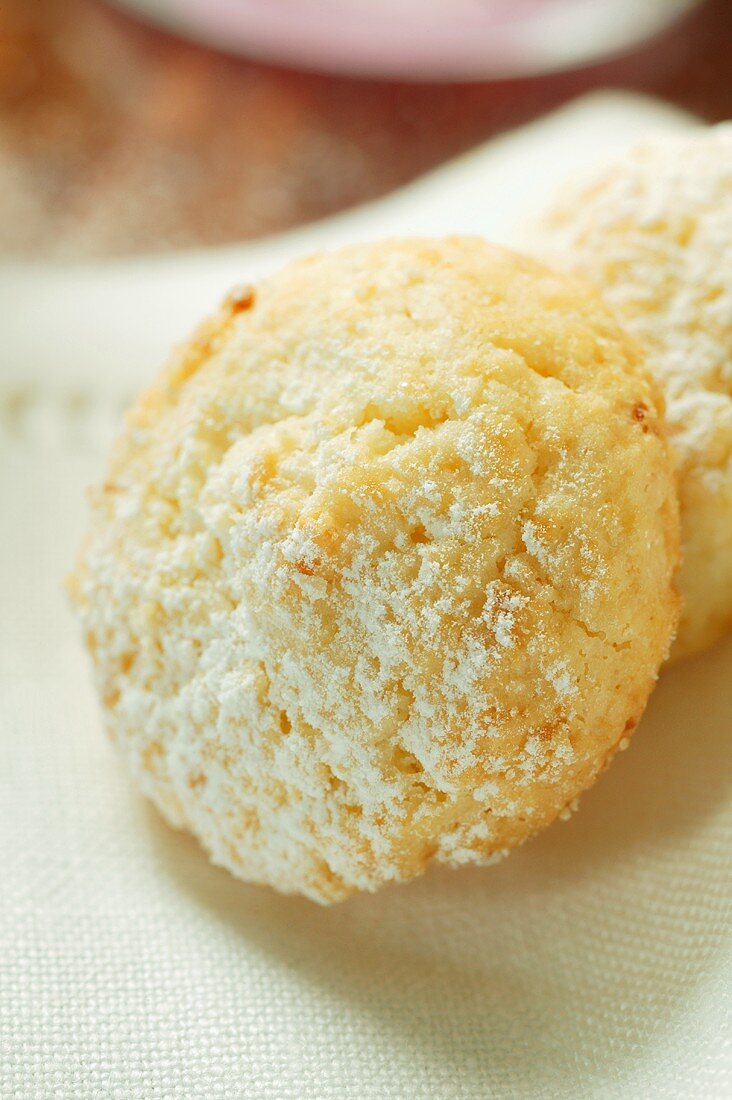 Amaretti mit Puderzucker (Nahaufnahme)