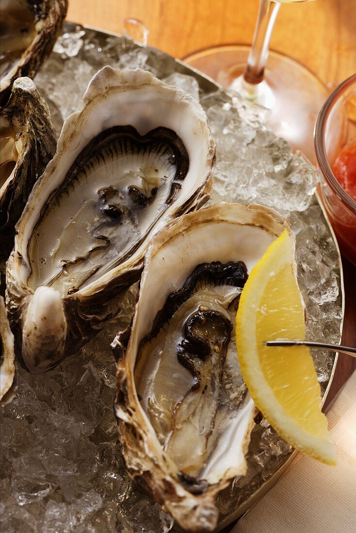 Oysters on ice with wedge of lemon