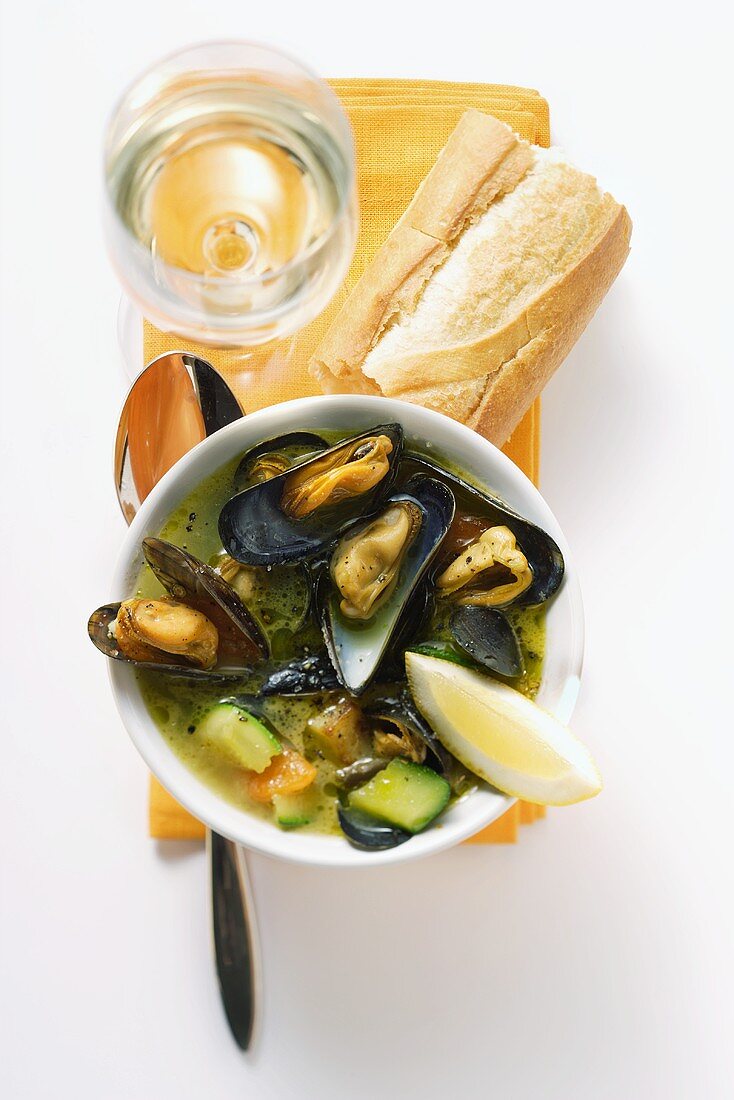 Muschelsuppe mit Zucchini; Baguette