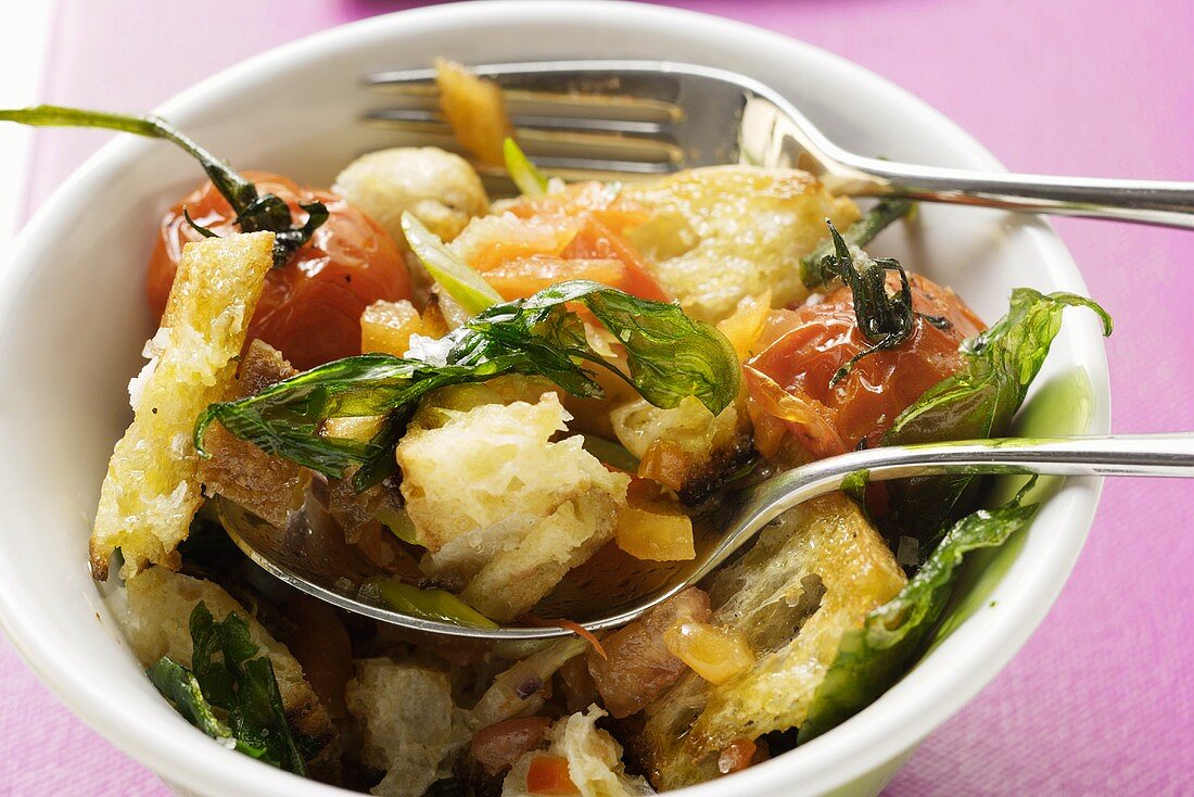 Bread salad with tomatoes and basil (Tuscany)