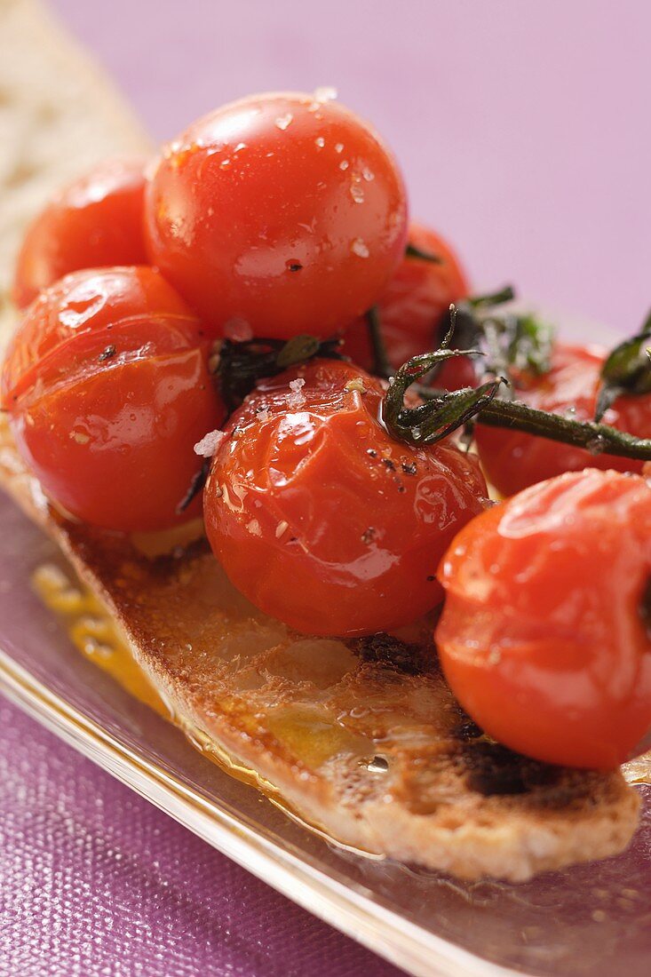 Geschmorte Kirschtomaten auf Weißbrot