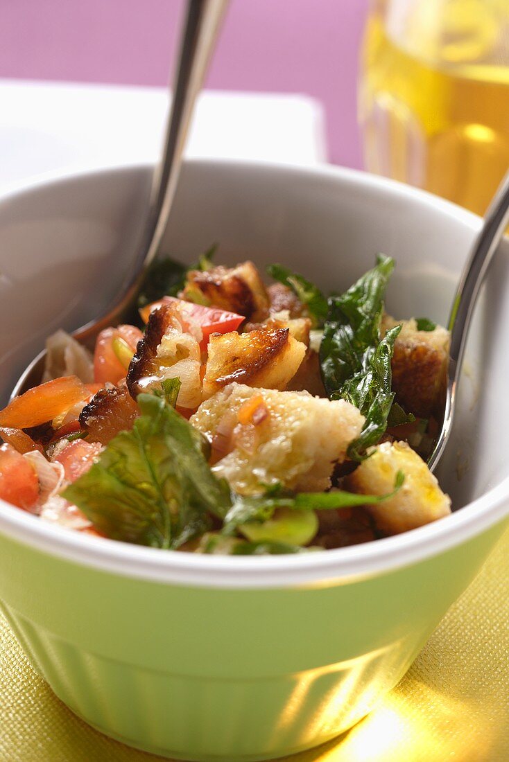 Brotsalat mit Tomaten und Basilikum (Toskana)