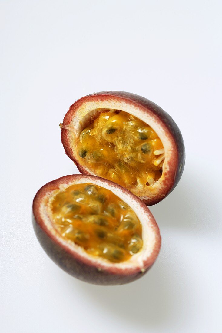 Passionsfrucht (Purpurgranadilla), halbiert