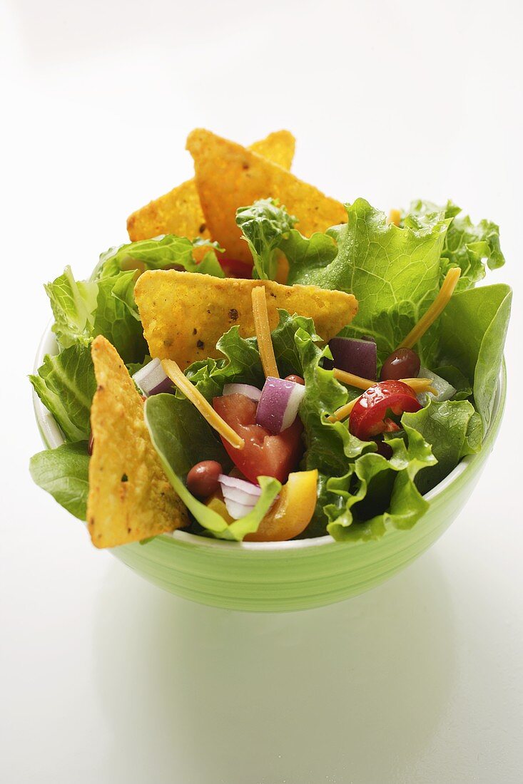 Mexikanischer Salat mit Gemüse und Tacochips