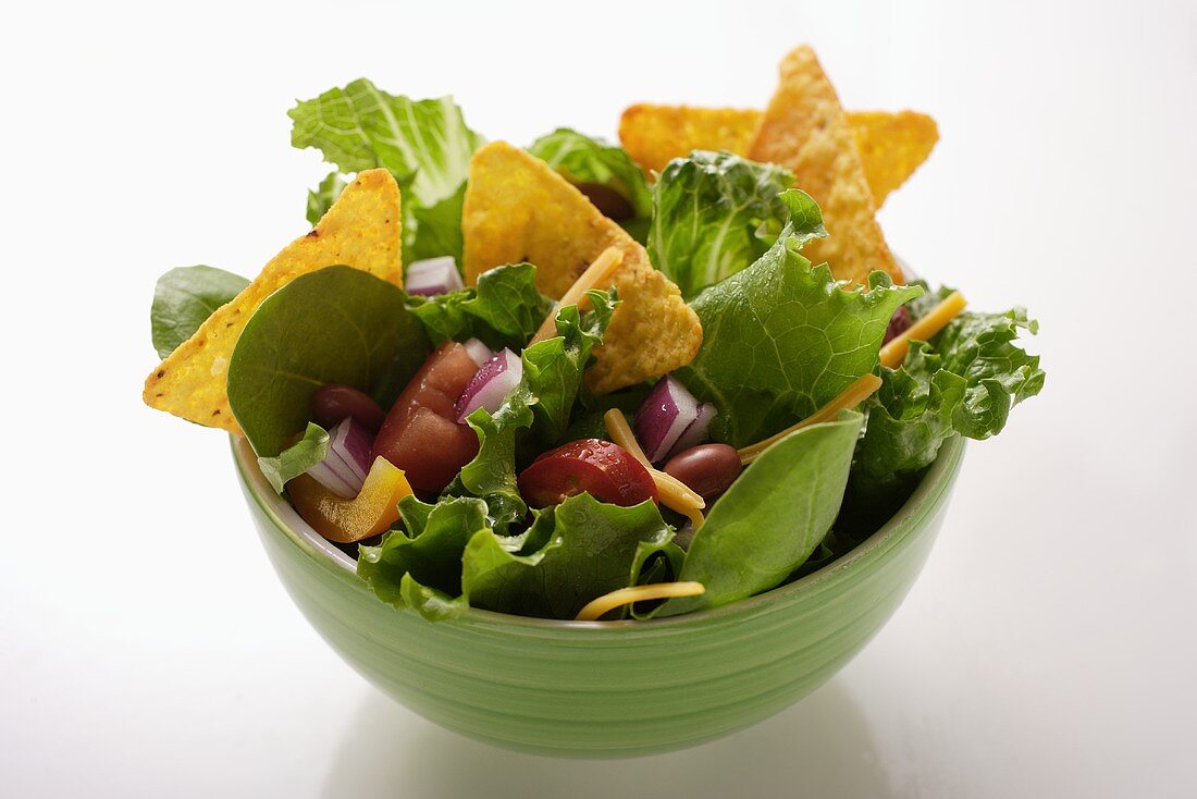 Mexikanischer Salat mit Gemüse und Tacochips