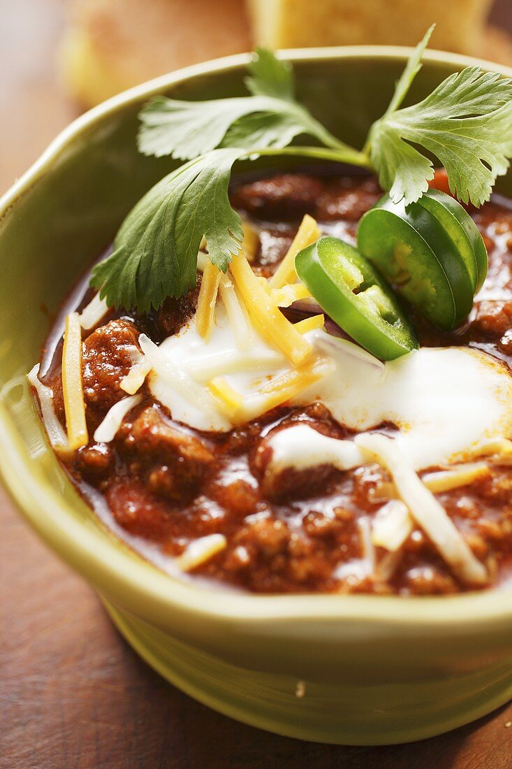 Chili con Carne mit Käse und saurer Sahne