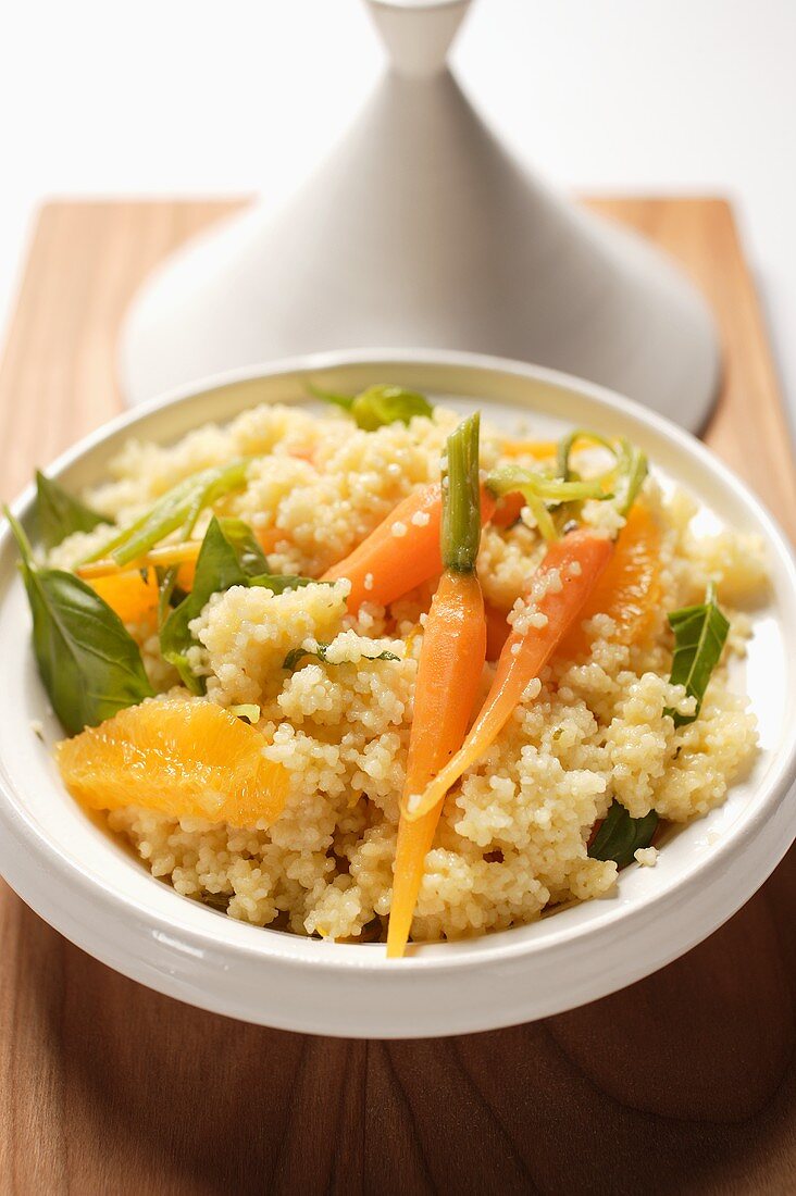 Couscous mit Möhren und Orangen in Tajineform