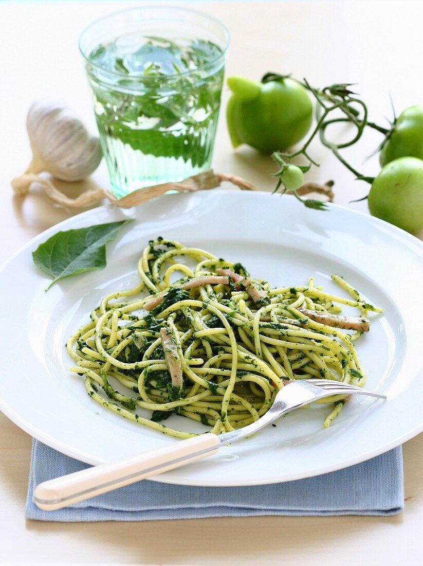 Spaghetti mit Spinat; Knoblauch; grüne Tomaten
